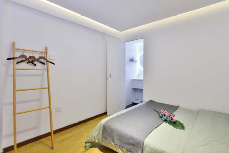 自在場頭白塔寺院